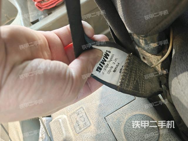 行走控制手柄和踏板 俯拍(驾驶室部分) 行走控制手柄和踏板 俯拍(驾驶室部分)
