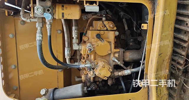 液压泵舱室正面整体（整机外观）