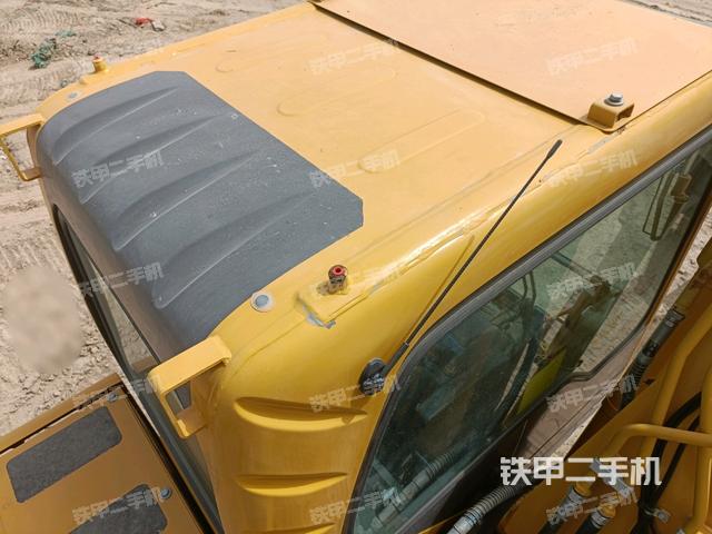駕駛室頂部(整機(jī)外觀) 駕駛室頂部(整機(jī)外觀)