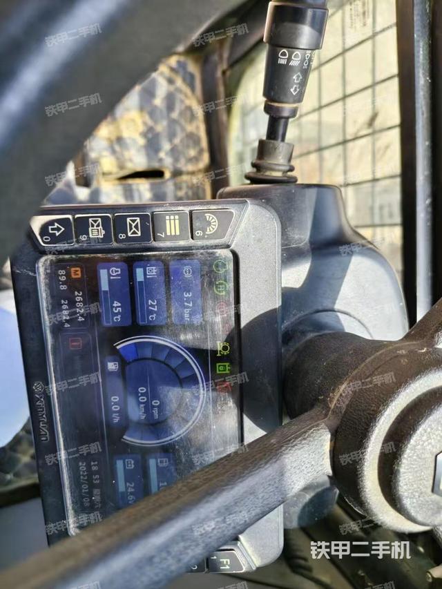 駕駛室整體(整機(jī)外觀) 駕駛室整體(整機(jī)外觀)