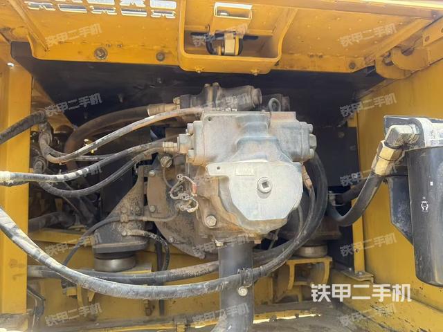 液壓泵艙室正面整體（整機外觀）