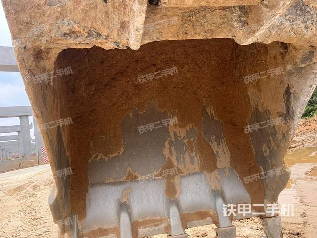 鏟斗右后整體(工作和回轉(zhuǎn)裝置) 鏟斗右后整體(工作和回轉(zhuǎn)裝置)