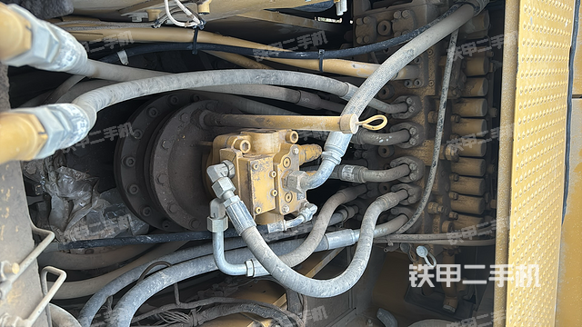 回轉(zhuǎn)馬達(dá)和主控閥(整機(jī)外觀) 回轉(zhuǎn)馬達(dá)和主控閥(整機(jī)外觀)
