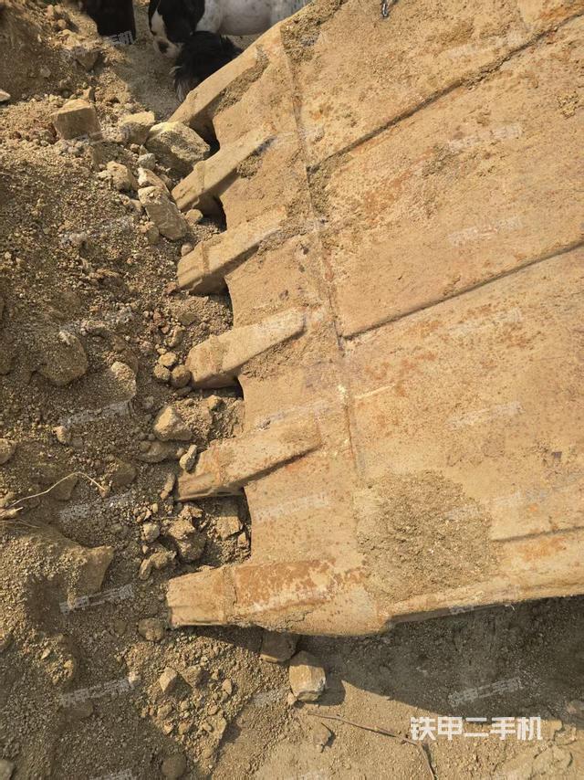 液压泵舱室正面整体（整机外观）