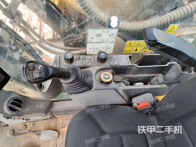 座椅右側(cè)控制臺(tái)/鑰匙門(mén)/油門(mén)/含右手柄(駕駛室部分) 座椅右側(cè)控制臺(tái)/鑰匙門(mén)/油門(mén)/含右手柄(駕駛室部分)