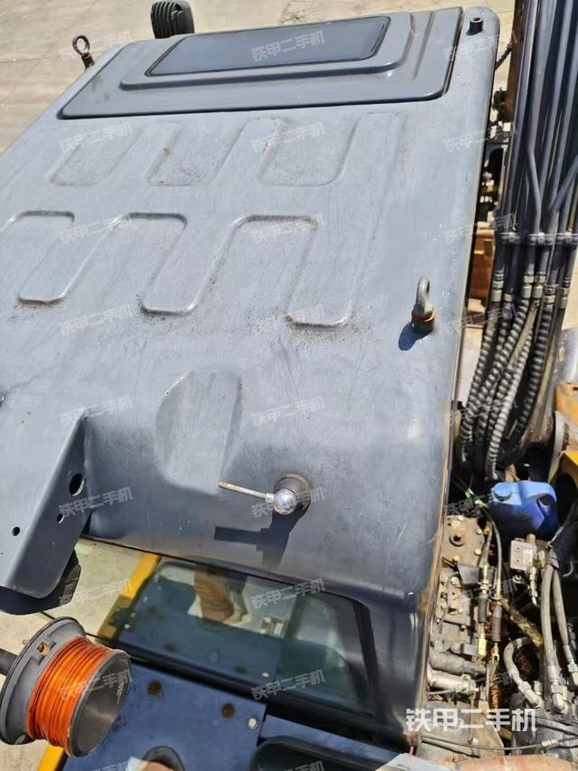 駕駛室頂部(整機(jī)外觀) 駕駛室頂部(整機(jī)外觀)