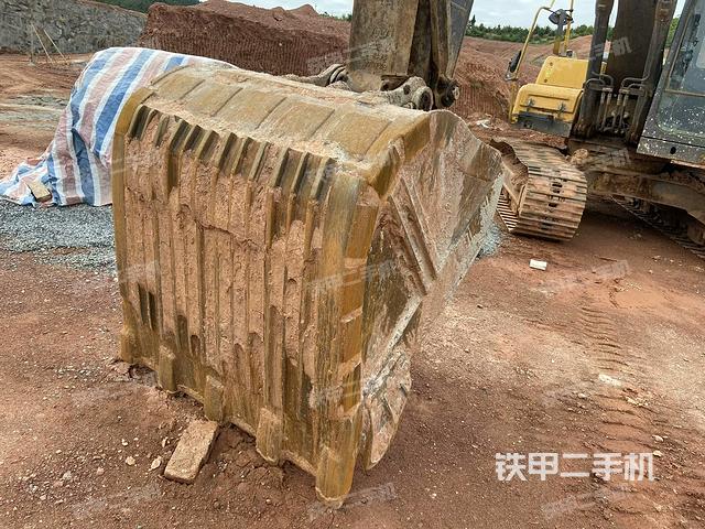 鏟斗右后整體(工作和回轉(zhuǎn)裝置) 鏟斗右后整體(工作和回轉(zhuǎn)裝置)