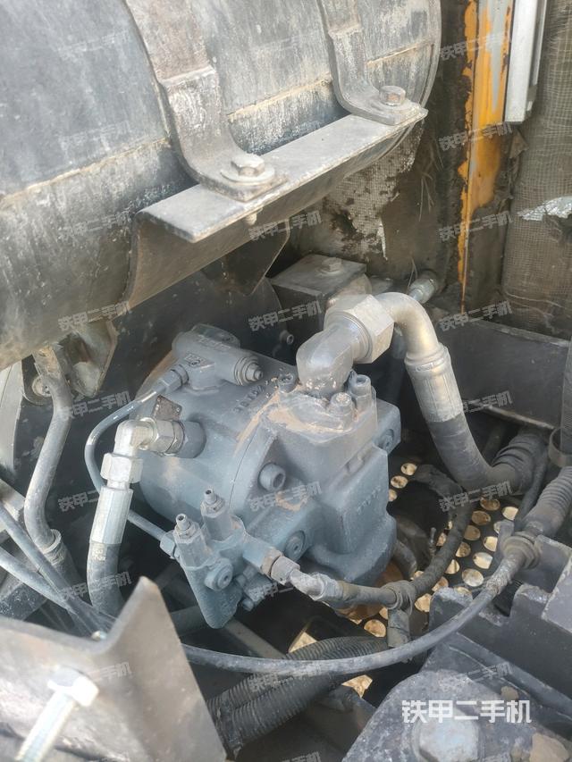 液壓泵艙室正面整體(整機(jī)外觀) 液壓泵艙室正面整體(整機(jī)外觀)