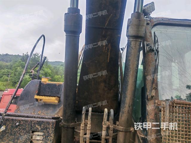 大臂油缸整体 竖拍（工作和回转装置）