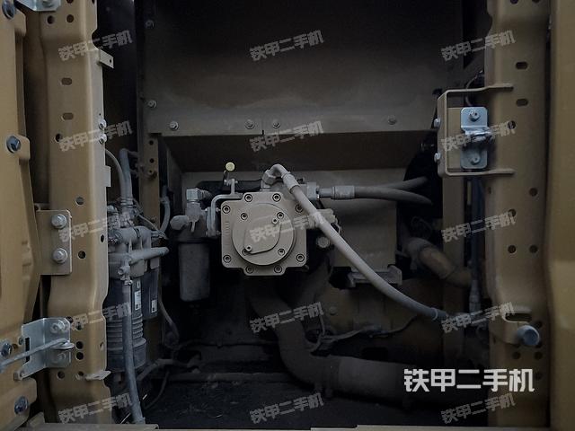 液壓泵艙室正面整體(整機(jī)外觀) 液壓泵艙室正面整體(整機(jī)外觀)