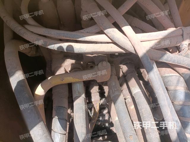 回轉(zhuǎn)馬達和主控閥(整機外觀) 回轉(zhuǎn)馬達和主控閥(整機外觀)