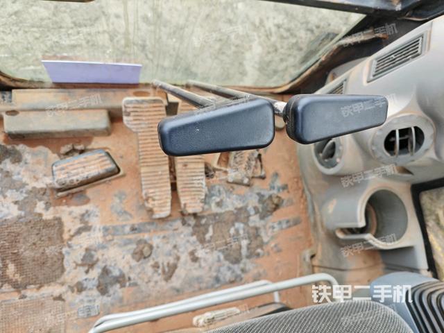 行走控制手柄和踏板?俯拍(駕駛室部分) 行走控制手柄和踏板?俯拍(駕駛室部分)