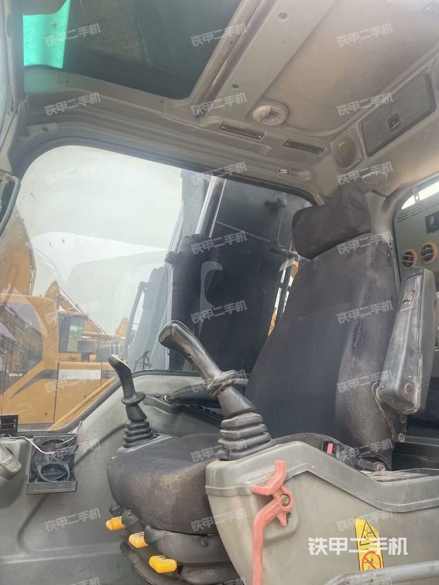 駕駛室整體（整機外觀）