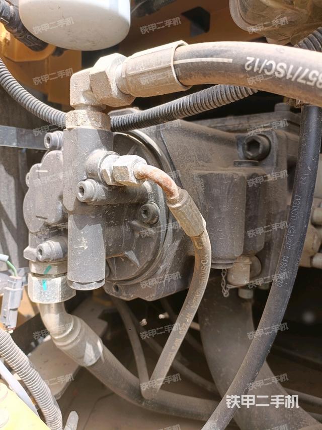 液壓泵艙室正面整體(整機(jī)外觀) 液壓泵艙室正面整體(整機(jī)外觀)