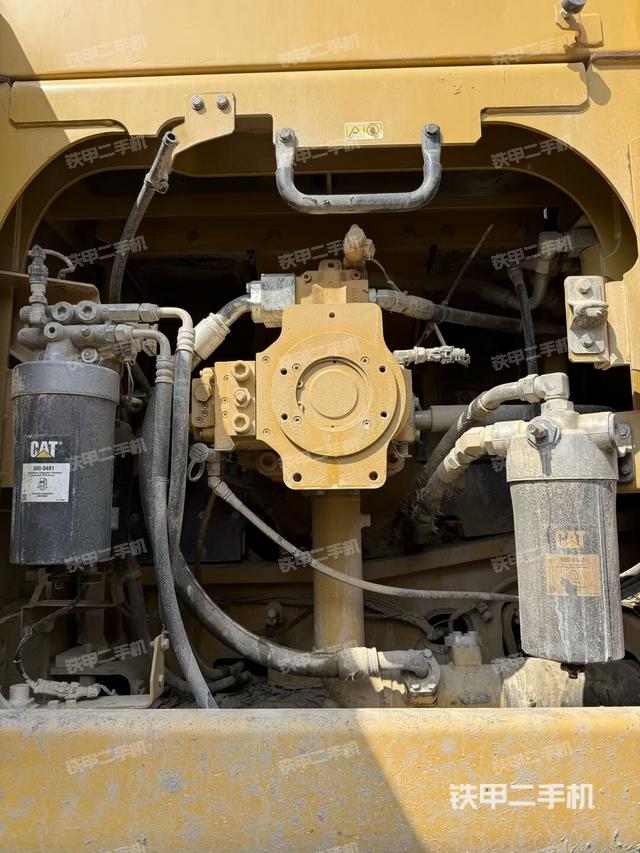 液壓泵艙室正面整體(整機(jī)外觀) 液壓泵艙室正面整體(整機(jī)外觀)