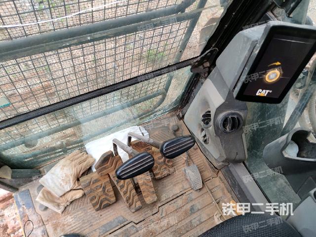 行走控制手柄和踏板?俯拍(駕駛室部分) 行走控制手柄和踏板?俯拍(駕駛室部分)