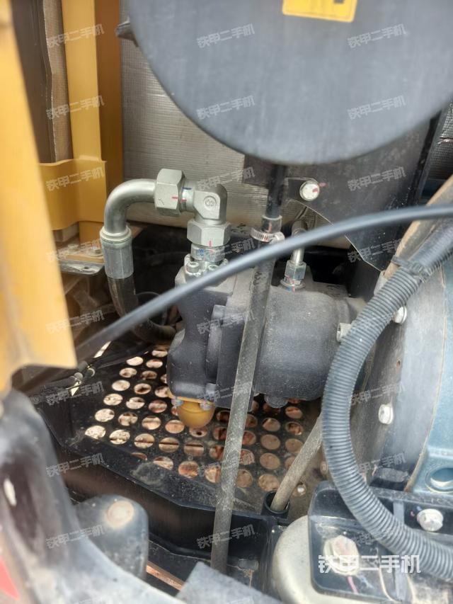 液壓泵艙室正面整體(整機(jī)外觀) 液壓泵艙室正面整體(整機(jī)外觀)