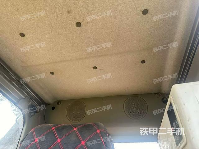 駕駛室頂部(整機(jī)外觀) 駕駛室頂部(整機(jī)外觀)