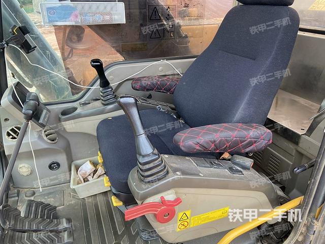 行走控制手柄和踏板?俯拍(駕駛室部分) 行走控制手柄和踏板?俯拍(駕駛室部分)