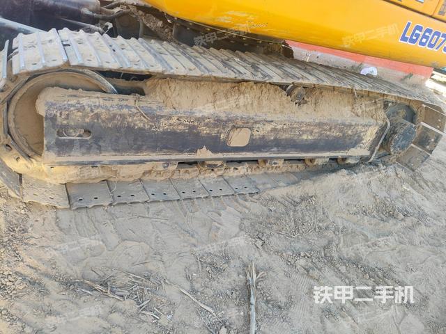 單側(cè)履帶整體(整機(jī)外觀) 單側(cè)履帶整體(整機(jī)外觀)