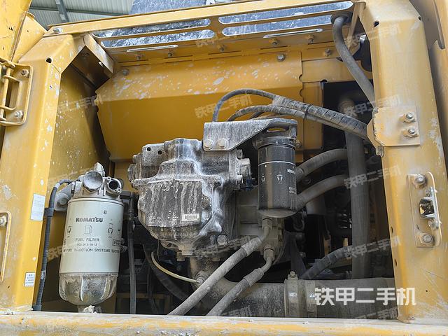 液压泵舱室正面整体（整机外观）