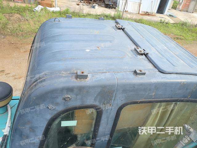 駕駛室頂部(整機(jī)外觀) 駕駛室頂部(整機(jī)外觀)