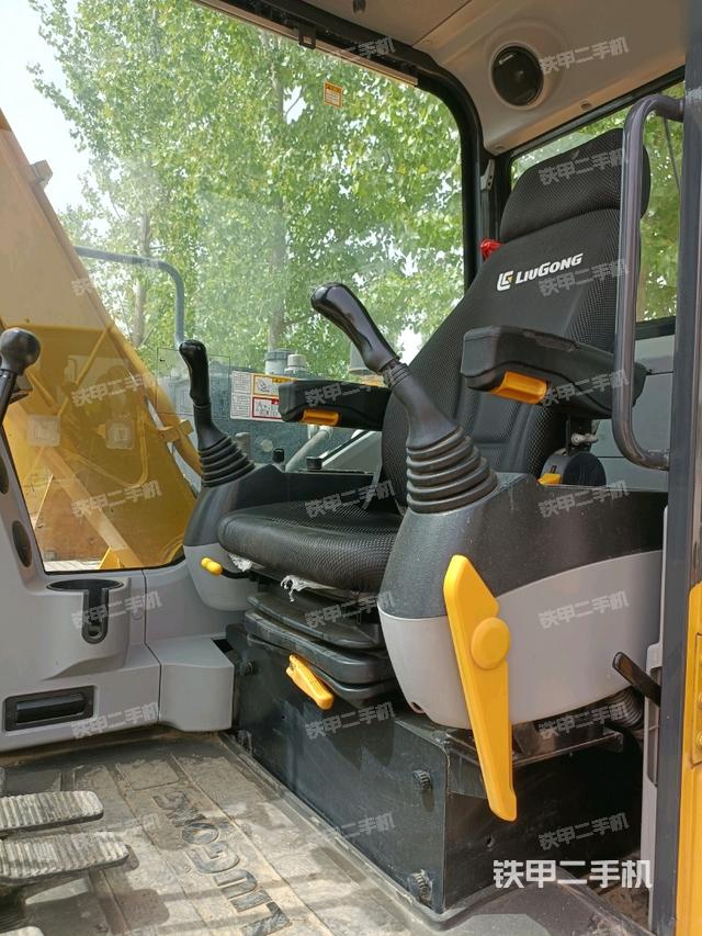 驾驶室顶部(整机外观) 驾驶室顶部(整机外观)