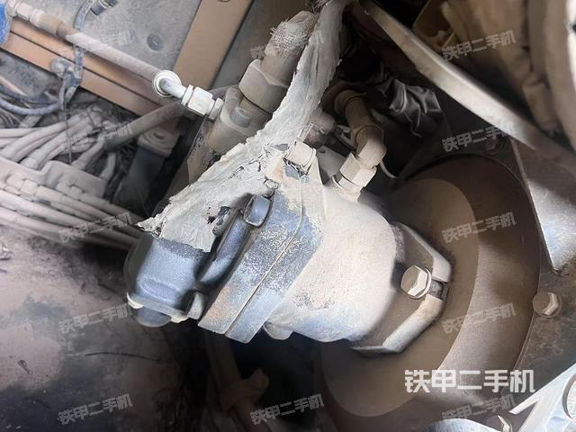 液压泵舱室正面整体（整机外观）