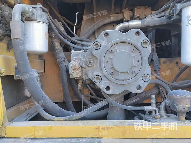 液壓泵艙室正面整體(整機外觀) 液壓泵艙室正面整體(整機外觀)