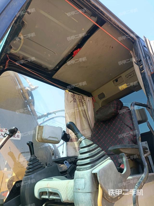 駕駛室整體(整機外觀) 駕駛室整體(整機外觀)