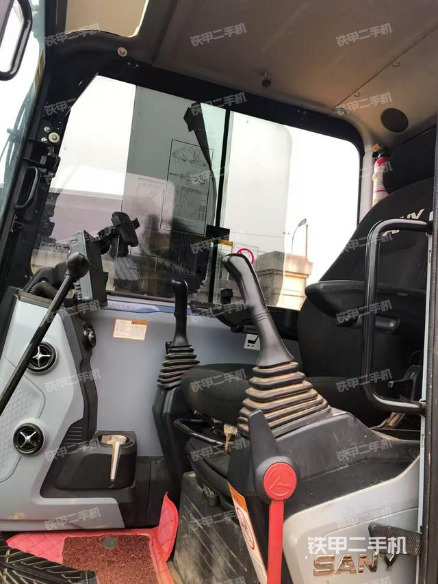 駕駛室整體(整機(jī)外觀) 駕駛室整體(整機(jī)外觀)