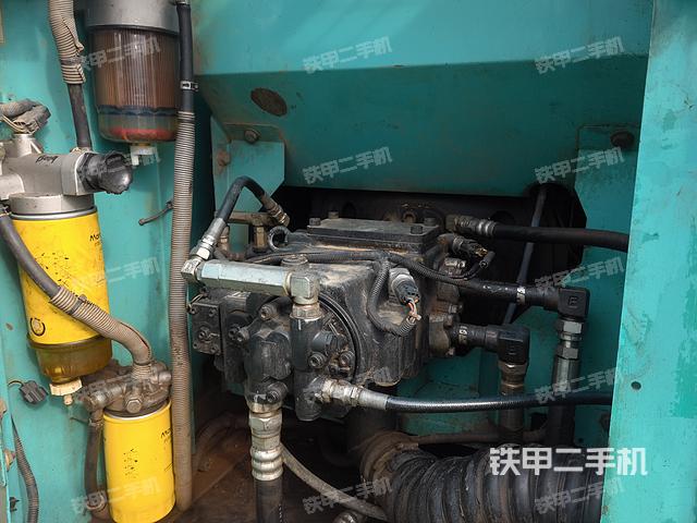 液壓泵艙室正面整體(整機(jī)外觀) 液壓泵艙室正面整體(整機(jī)外觀)
