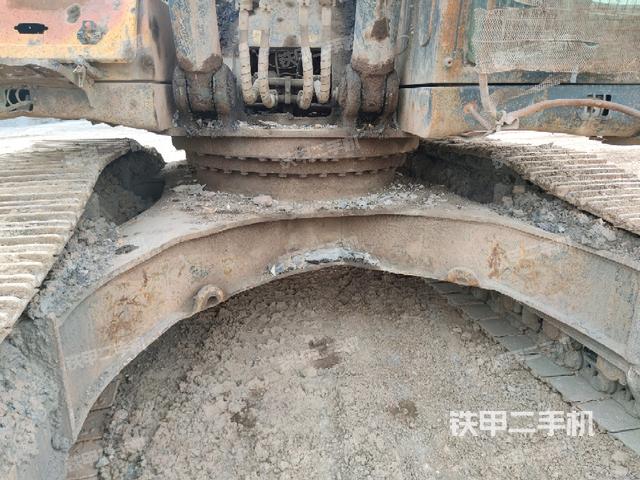 轉(zhuǎn)盤和下車架正前（工作和回轉(zhuǎn)裝置）