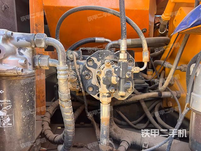 液壓泵艙室正面整體(整機外觀) 液壓泵艙室正面整體(整機外觀)