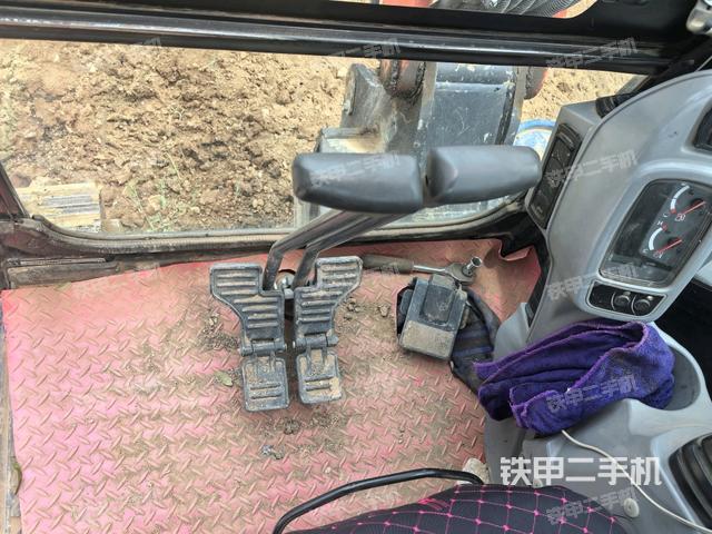 行走控制手柄和踏板?俯拍(駕駛室部分) 行走控制手柄和踏板?俯拍(駕駛室部分)