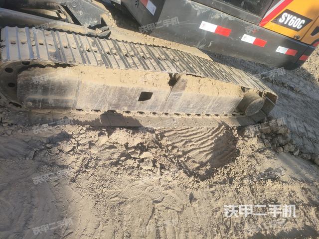 單側(cè)履帶整體(整機(jī)外觀) 單側(cè)履帶整體(整機(jī)外觀)