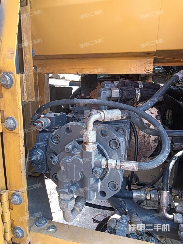 液壓泵艙室正面整體（整機外觀）