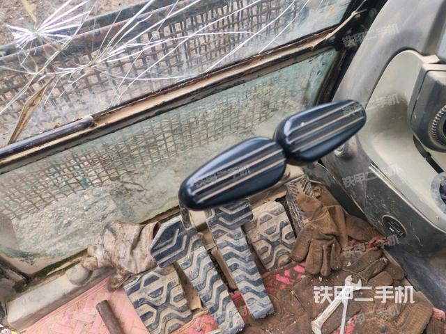 行走控制手柄和踏板 俯拍（驾驶室部分）