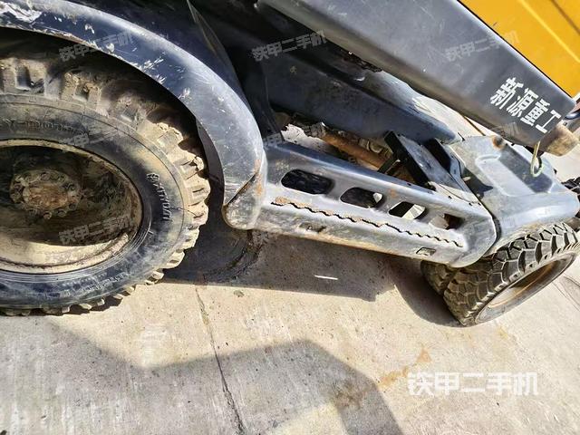 單側(cè)履帶整體(整機(jī)外觀) 單側(cè)履帶整體(整機(jī)外觀)