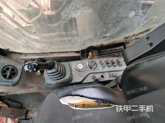 座椅右側(cè)控制臺/鑰匙門/油門/含右手柄(駕駛室部分) 座椅右側(cè)控制臺/鑰匙門/油門/含右手柄(駕駛室部分)