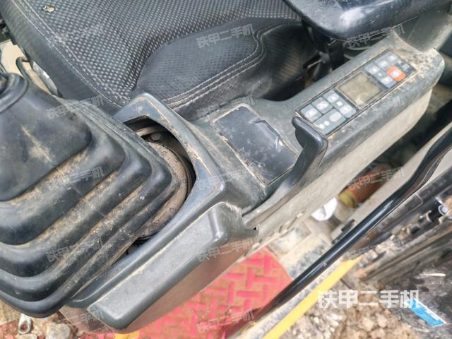 座椅左侧控制台/音响/含左手柄（驾驶室部分）