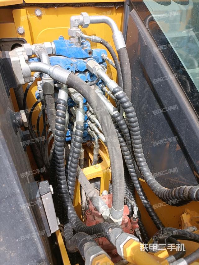 回转马达和主控阀(整机外观) 回转马达和主控阀(整机外观)