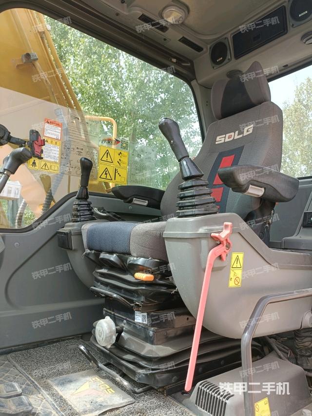 駕駛室整體(整機(jī)外觀) 駕駛室整體(整機(jī)外觀)