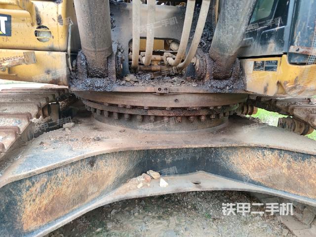 轉(zhuǎn)盤(pán)和下車架正前(工作和回轉(zhuǎn)裝置) 轉(zhuǎn)盤(pán)和下車架正前(工作和回轉(zhuǎn)裝置)