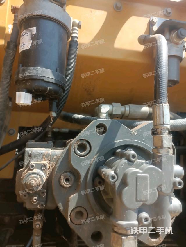 液壓泵艙室正面整體(整機外觀) 液壓泵艙室正面整體(整機外觀)
