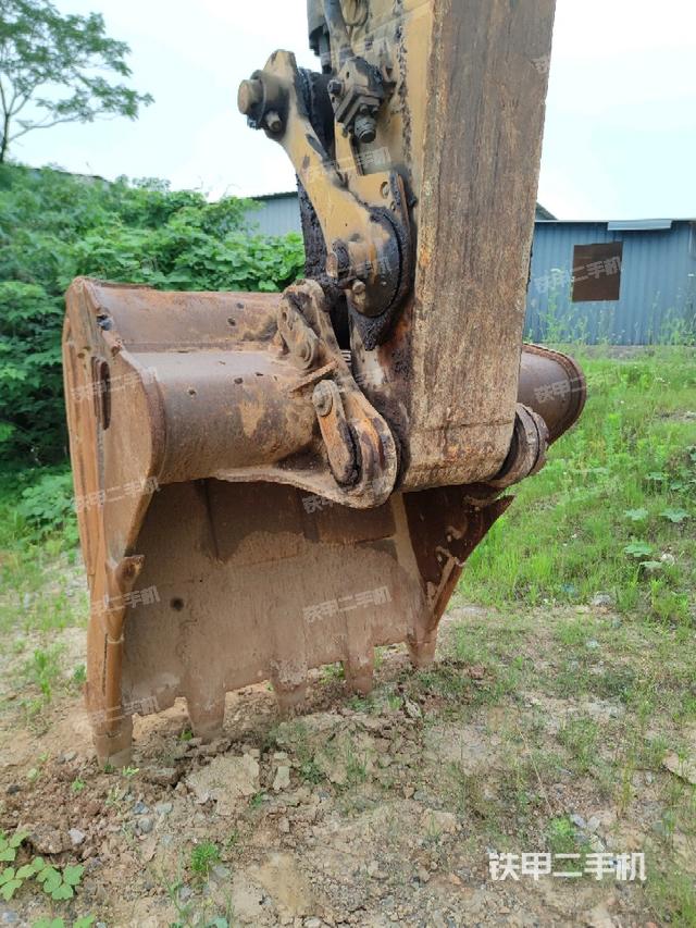 鏟斗右后整體(工作和回轉(zhuǎn)裝置) 鏟斗右后整體(工作和回轉(zhuǎn)裝置)