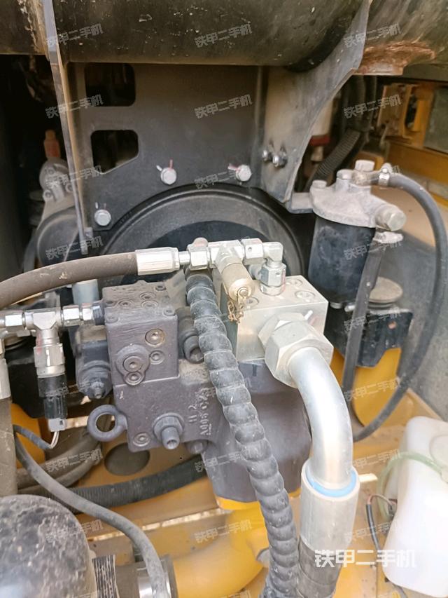 液压泵舱室正面整体(整机外观) 液压泵舱室正面整体(整机外观)