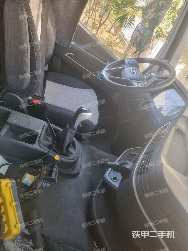 駕駛室操作臺（設備外觀及核心部件）