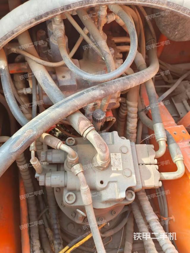 回转马达和主控阀（整机外观）