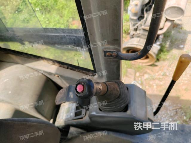 座椅左側(cè)控制臺/音響/含左手柄(駕駛室部分) 座椅左側(cè)控制臺/音響/含左手柄(駕駛室部分)